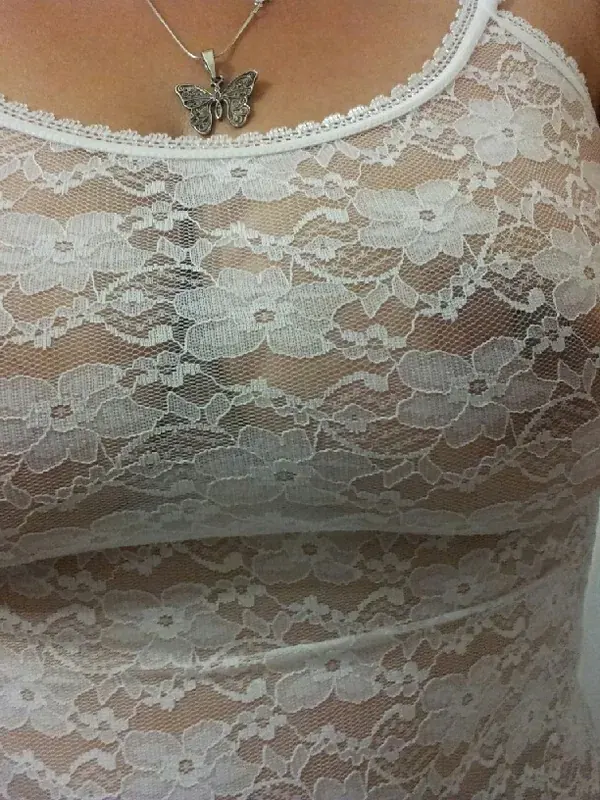 Haut en dentelle blanche à motifs floraux, pendentif papillon, vue du buste